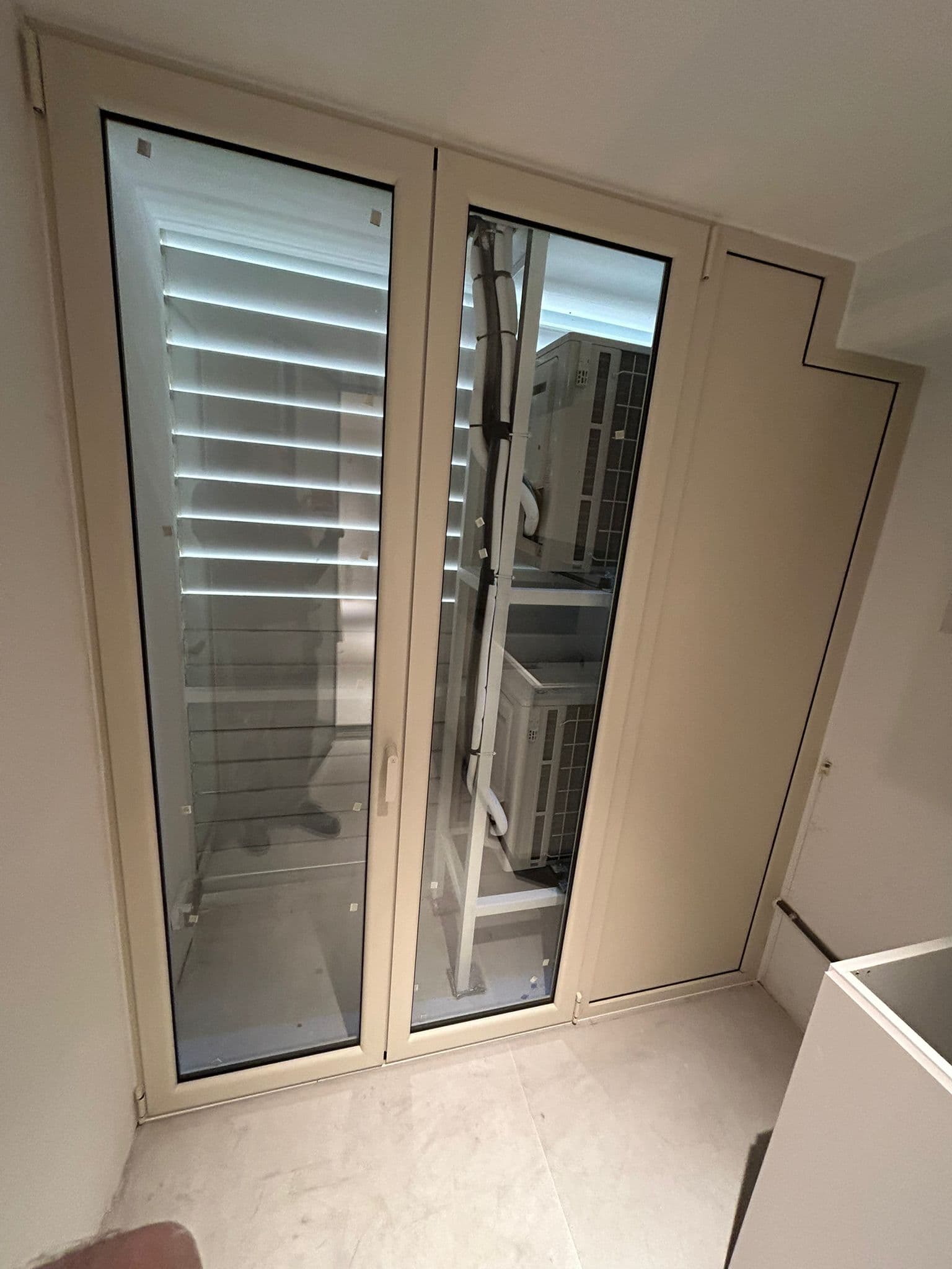 Cerramiento Sala de máquinas - Proyecto de carpintería de aluminio para un edificio residencial de lujo en la zona de Sarrià, Barcelona. Una solución arquitectónica que combina estética y funcionalidad para la sala de máquinas de tu piso.