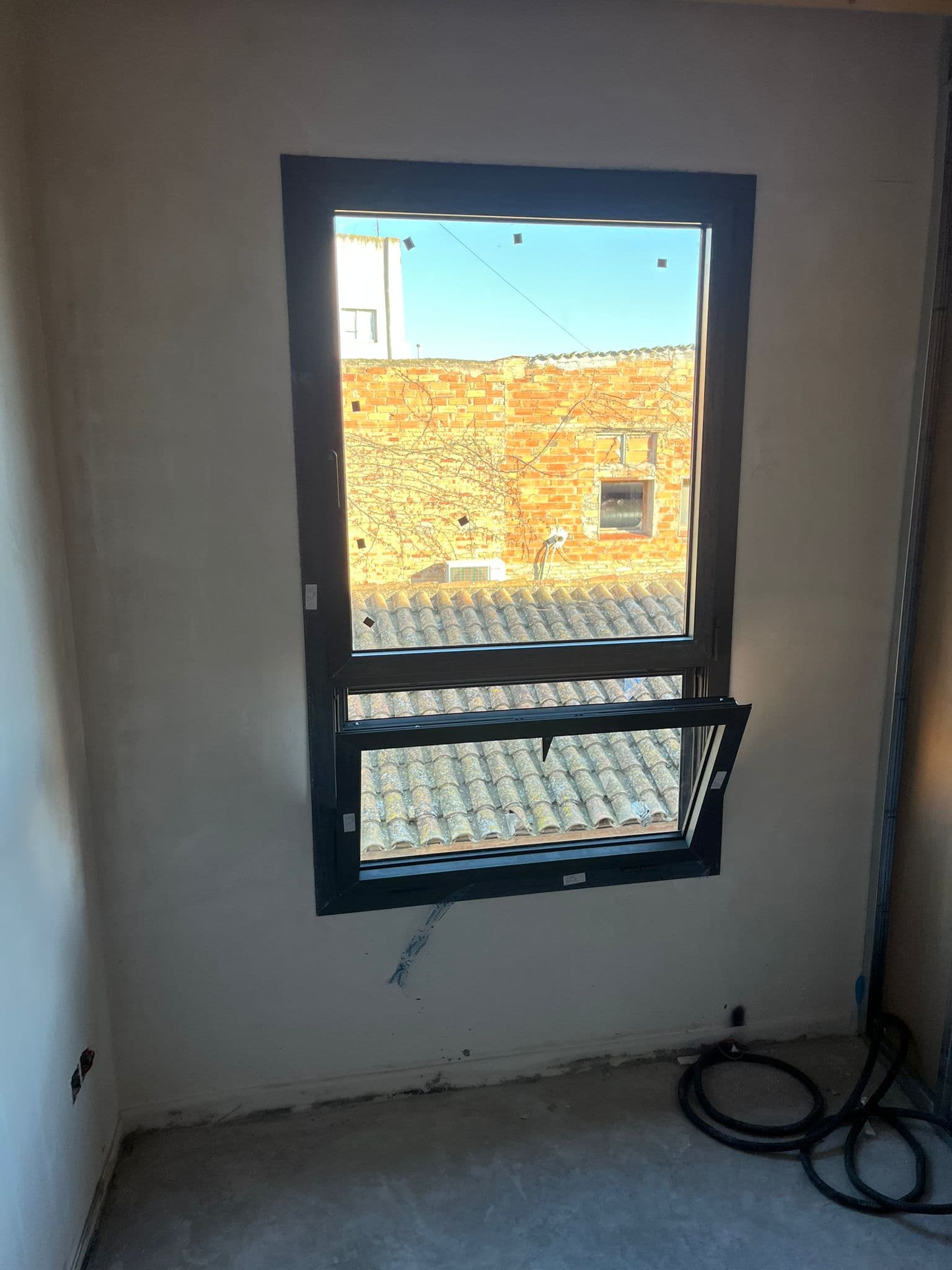 Instalación de cor 70 doble apertura - Proyecto de carpintería de aluminio para un edificio residencial de Vilanova, Barcelona. Una solución eficiente y moderna que combina estética y funcionalidad. Es una instalación de la serie cor 60.