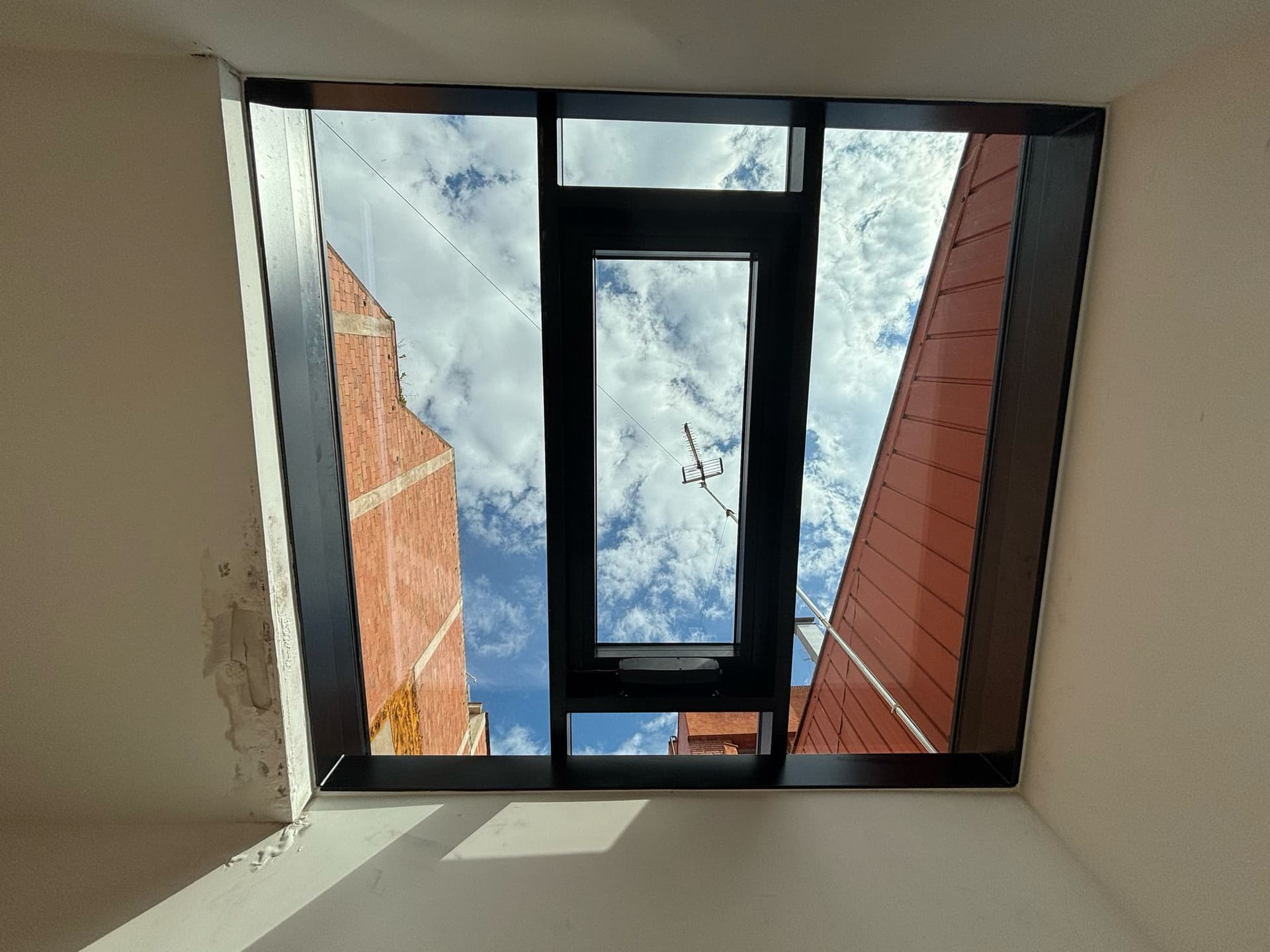 Edificio Residencial Marina - Proyecto de claraboya de aluminio para un edificio residencial de lujo en la zona de Sant Gervasi, Barcelona. Una solución arquitectónica que combina estética y funcionalidad.