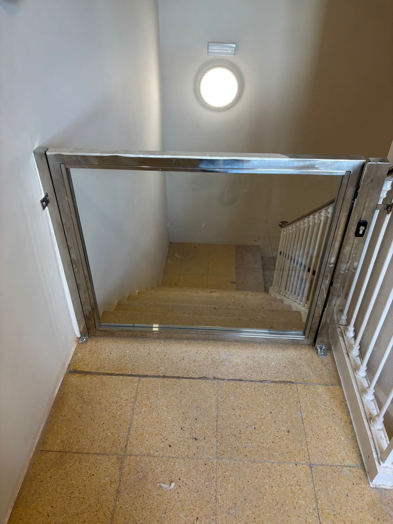 Puerta de seguridad para escalera residencial - Proyecto de carpintería de aluminio para un edificio residencial de lujo en la zona de Marina, Barcelona. Una solución arquitectónica que combina estética y funcionalidad.